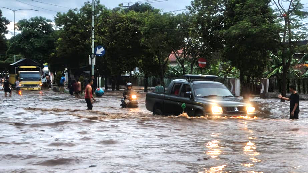 AKIBAT LUAPAN KALI BAGONG: Hujan deras yang melanda Banyuwangi Senin lalu (17/11) mengakibatkan genangan air di Jalan S Parman, Kelurahan Pakis.