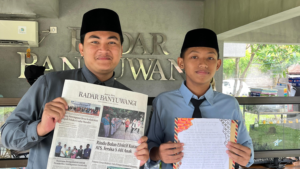 SIAP BERKOMPETISI: Ahmad Reza menunjukkan surat untuk bupati saat mendaftar sebagai peserta Lomba Kreatif Hari Ibu di Grha Pena Banyuwangi pada Rabu (19/11).