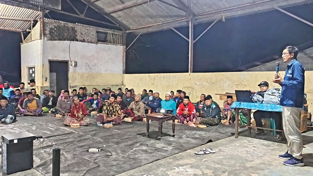 Anggota PPGA Raung memberikan materi mitigasi erupsi gunung kepada masyarakat di Dusun Kampung Anyar, Desa Sumberarum, Songgon, Rabu malam (19/11).