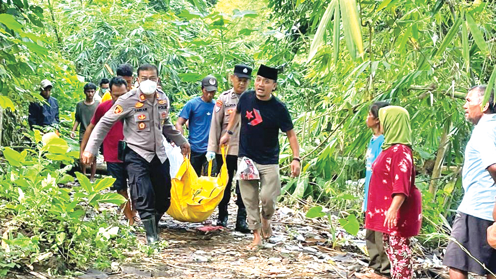 Petugas, tim medis, dan warga mengevakuasi jasad pemancing yang ditemukan tewas di Sungai Gemarang, Dusun Krajan, Desa Parijatah Kulon, Srono, Kamis (20/11).