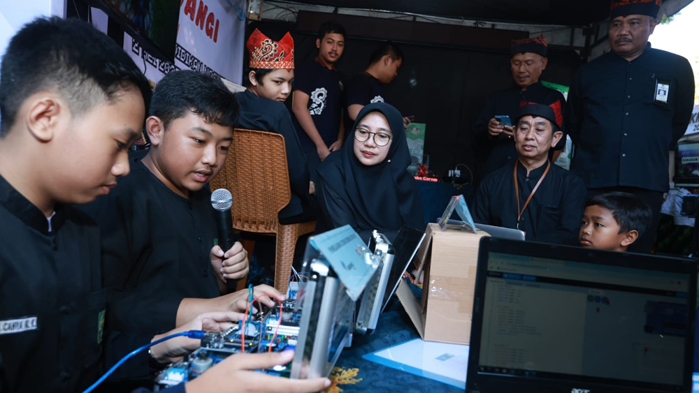 Bupati Ipuk Fiestiandani didampingi Kepala Dispendik Suratno dan Sekretaris Dispendik Alfian menyaksikan langsung teknologi karya siswa Banyuwangi yang dipamerkan pada momentum Hardiknas lalu.