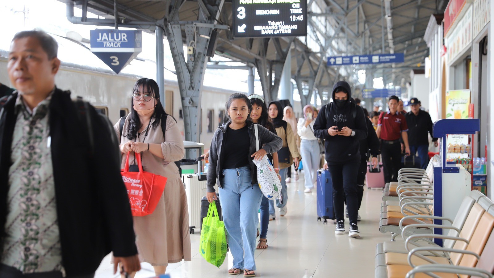 Panduan lengkap perjalanan ke Sukabumi naik KRL dan KA Pangrango.