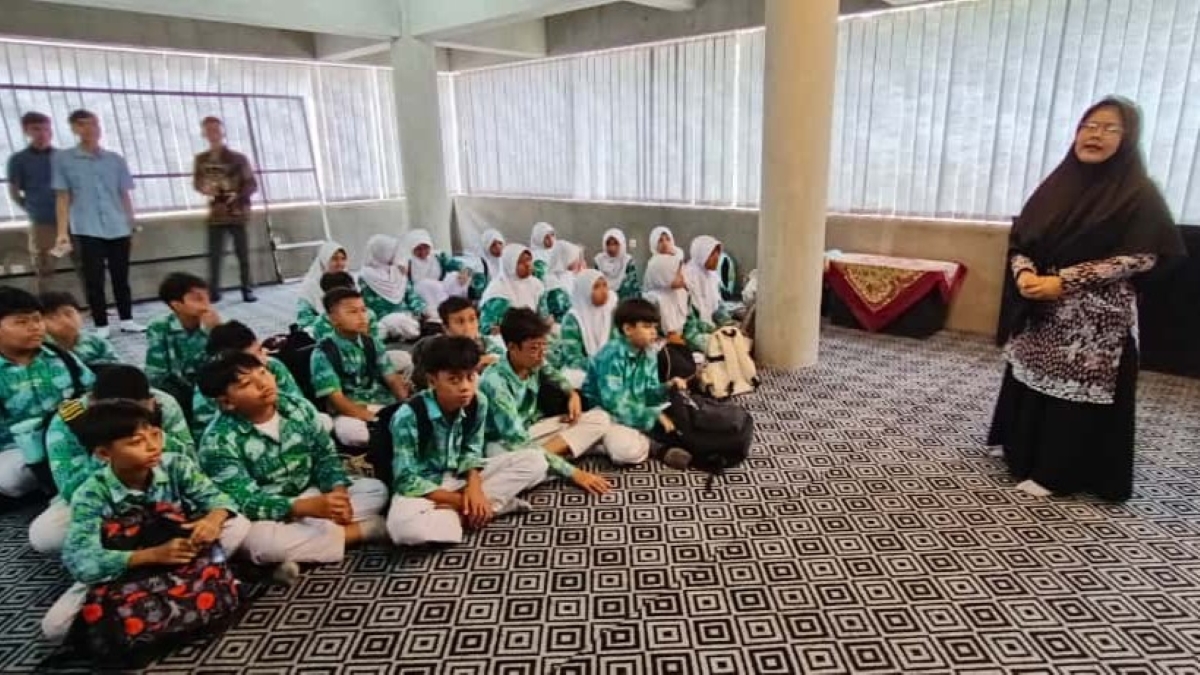Siswa siswi grade 6 Muhammad Yamin SD Lazuardi Tursina Banyuwangi belajar proses produksi koran.