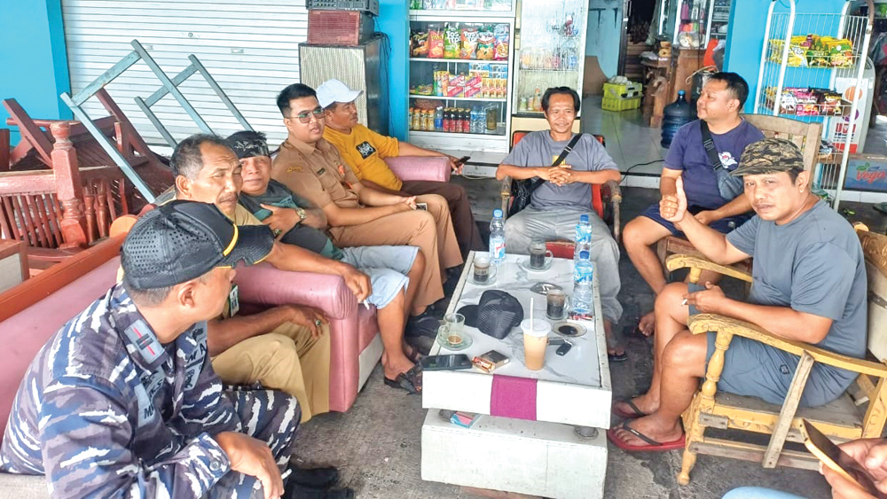 Petugas dari UPT PPP Muncar yang didampingi TNI AL Muncar bertemu dengan nelayan pendatang di Pelabuhan Muncar pada Rabu (19/11).