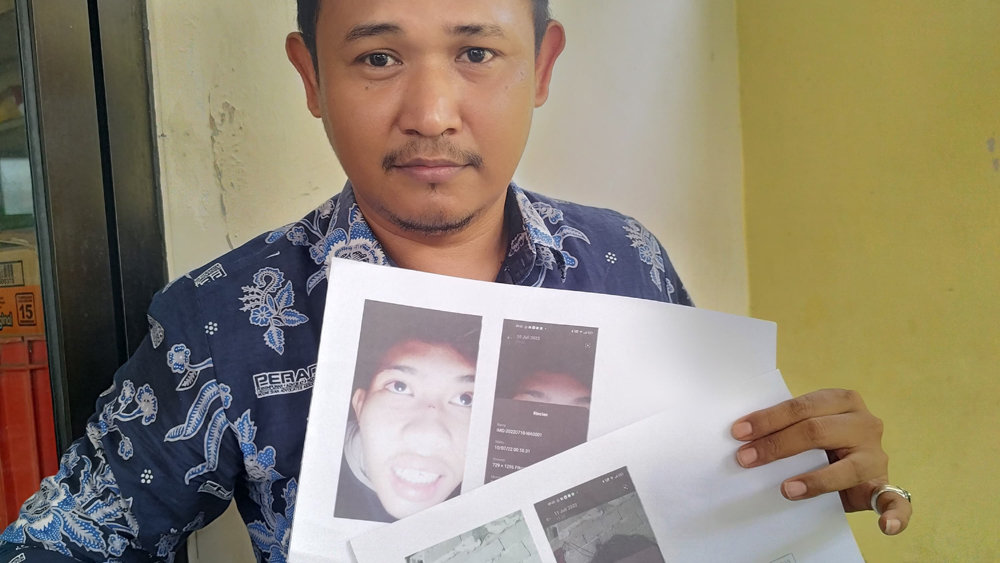 PEMBELAAN: Arip Wicaksono menunjukkan bukti meringankan yang diserahkan kepada majelis hakim PN Banyuwangi, Kamis (20/11).