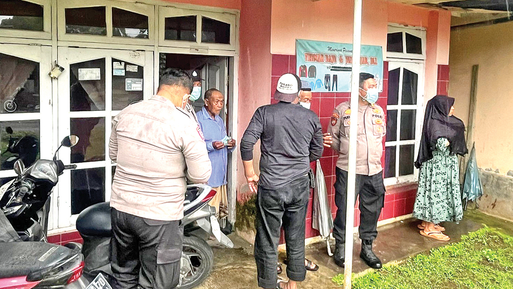 EVAKUASI: Jajaran kepolisian dan petugas Puskesmas Songgon mendatangi rumah korban pada Rabu sore (19/11).