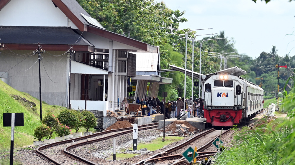 Kereta api Probowangi rute Surabaya-Banyuwangi tiba di Stasiun Banyuwangi Kota pukul 12.35, Jumat (21/11).