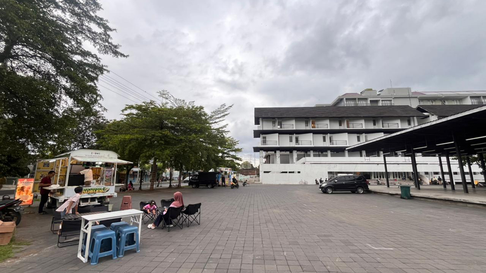 Kawasan Terminal Pariwisata Terpadu diubah menjadi sentra wisata kuliner senja dengan konsep food mobile.
