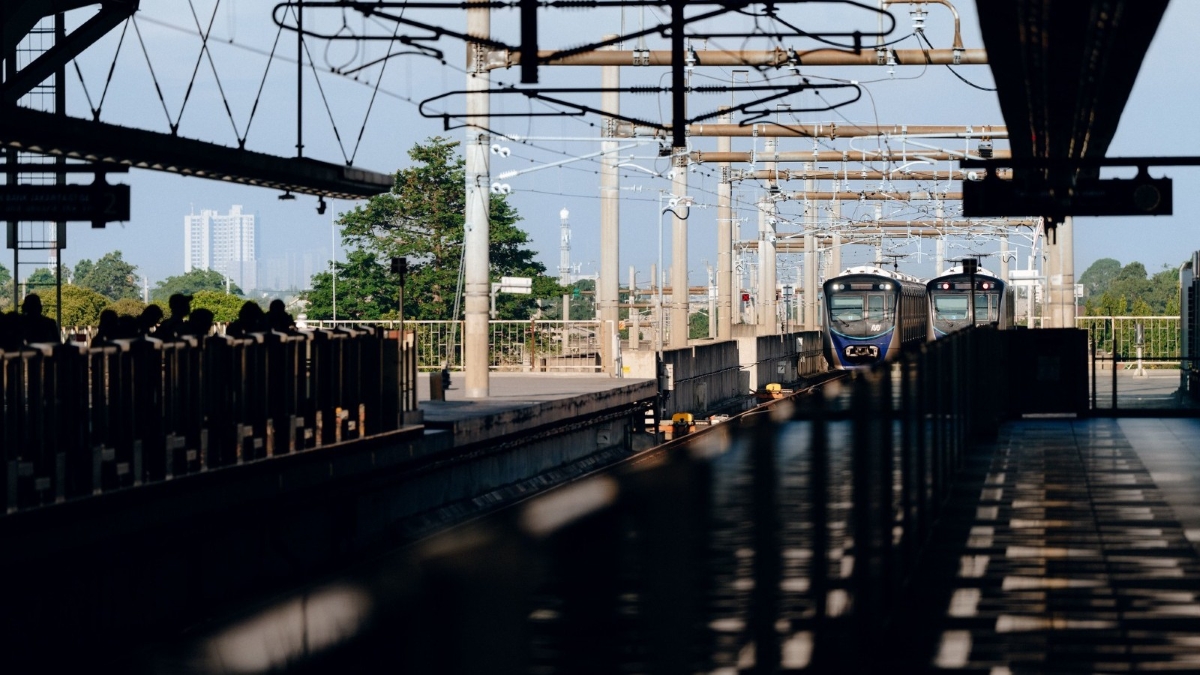 Gangguan MRT Jakarta akibat pohon tumbang.