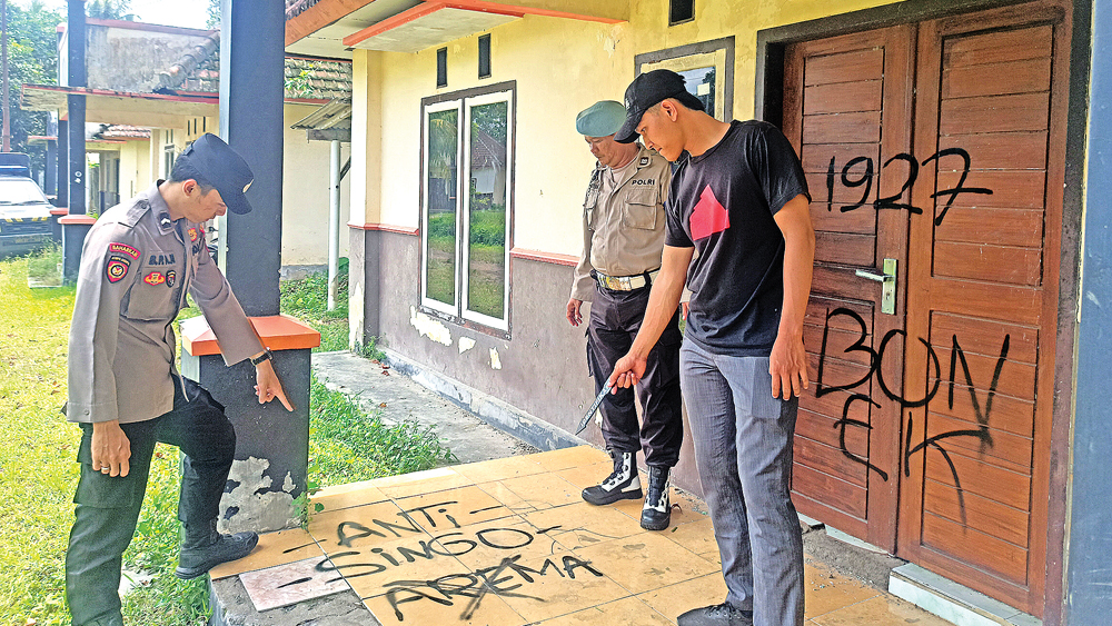 Anggota Polsek Cluring melakukan olah TKP di rumah dinas milik Perhutani di Dusun Purwoasri, Desa Benculuk, Kecamatan Cluring, Jumat (21/11).