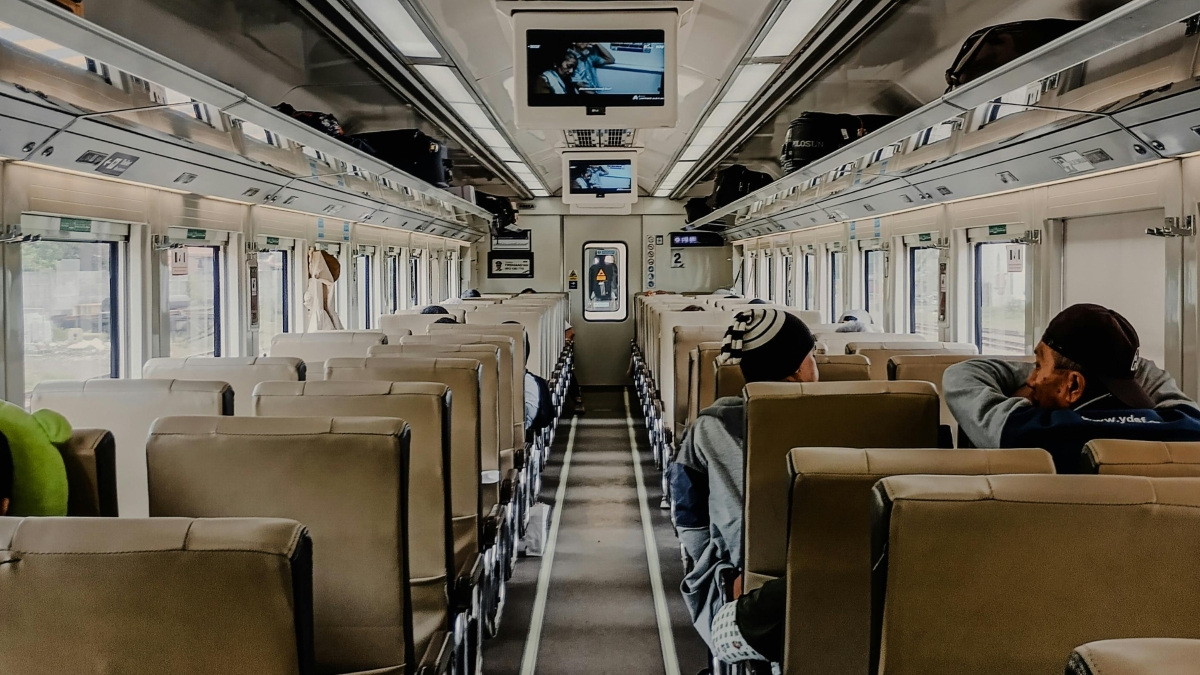 Panduan etika menggunakan transportasi umum di Jakarta.