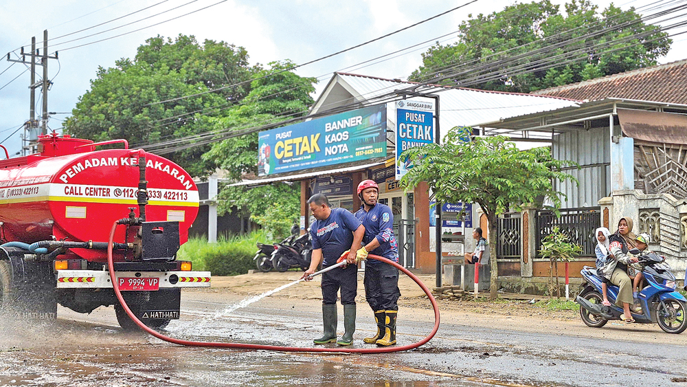 Petugas butuh waktu 2 jam untuk membersihkan jalan sepanjang 500 meter di perbatasan Dusun Nganjukan, Karangsari, Sempu dan Dusun Resomulyo, Gentengwetan, Genteng, Jumat (21/11).