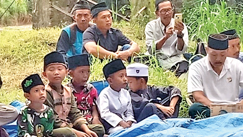 SYUKUR: Warga menggelar syukuran di proyek pembangunan Jembatan Sukamade di Desa Sarongan, Kecamatan Pesanggaran, Jumat (21/11).