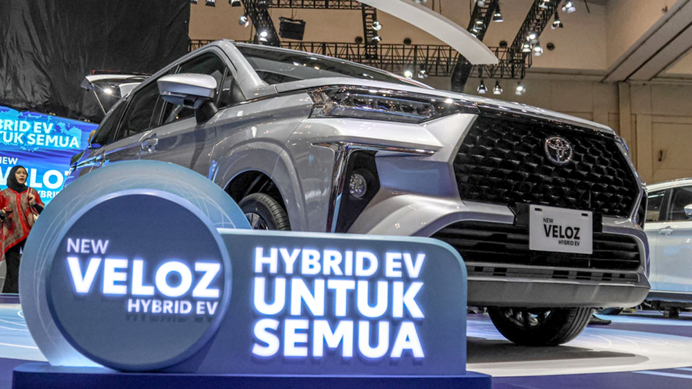 FAVORIT KELUARGA: New Veloz Hybrid EV hadir membawa pembaruan signifikan.