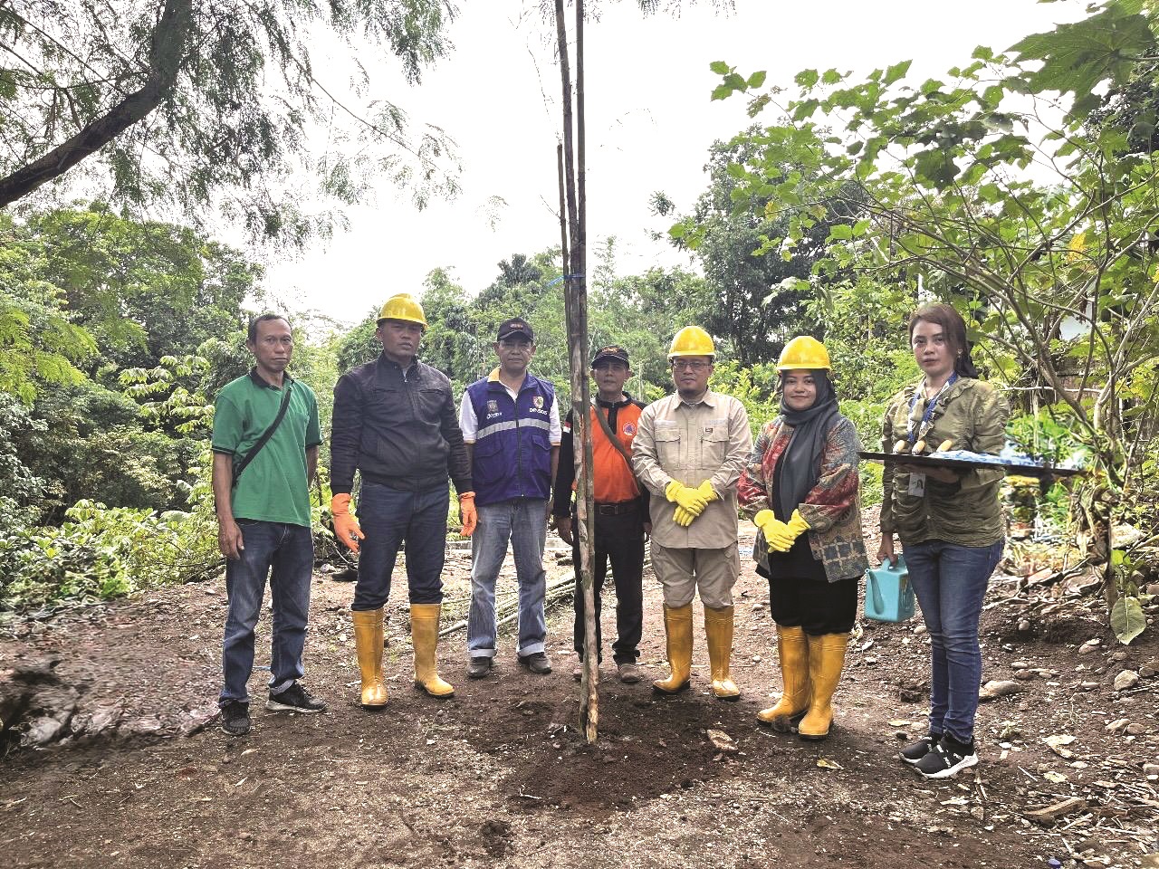 Direktur dan jajaran RSU Kaliwates bersama tokoh masyarakat dan lintas elemen menanam pohon sebagai wujud kelestarian lingkungan dan penguatan hubungan dengan masyarakat sekitar, Jumat (21/11).