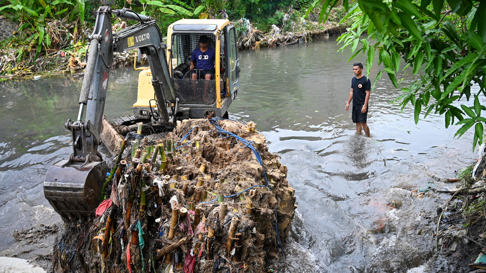 Alat berat turun ke Sungai Bagong untuk membersihkan sampah yang didominasi bonggol bambu, Sabtu (22/11).