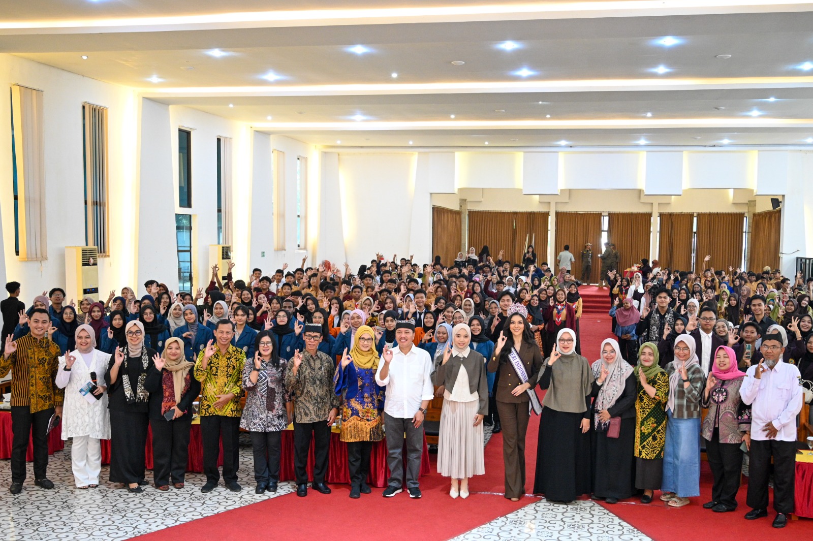 Bupati Ipuk berfoto bersama dengan Putri Indonesia dan peserta talkshow.