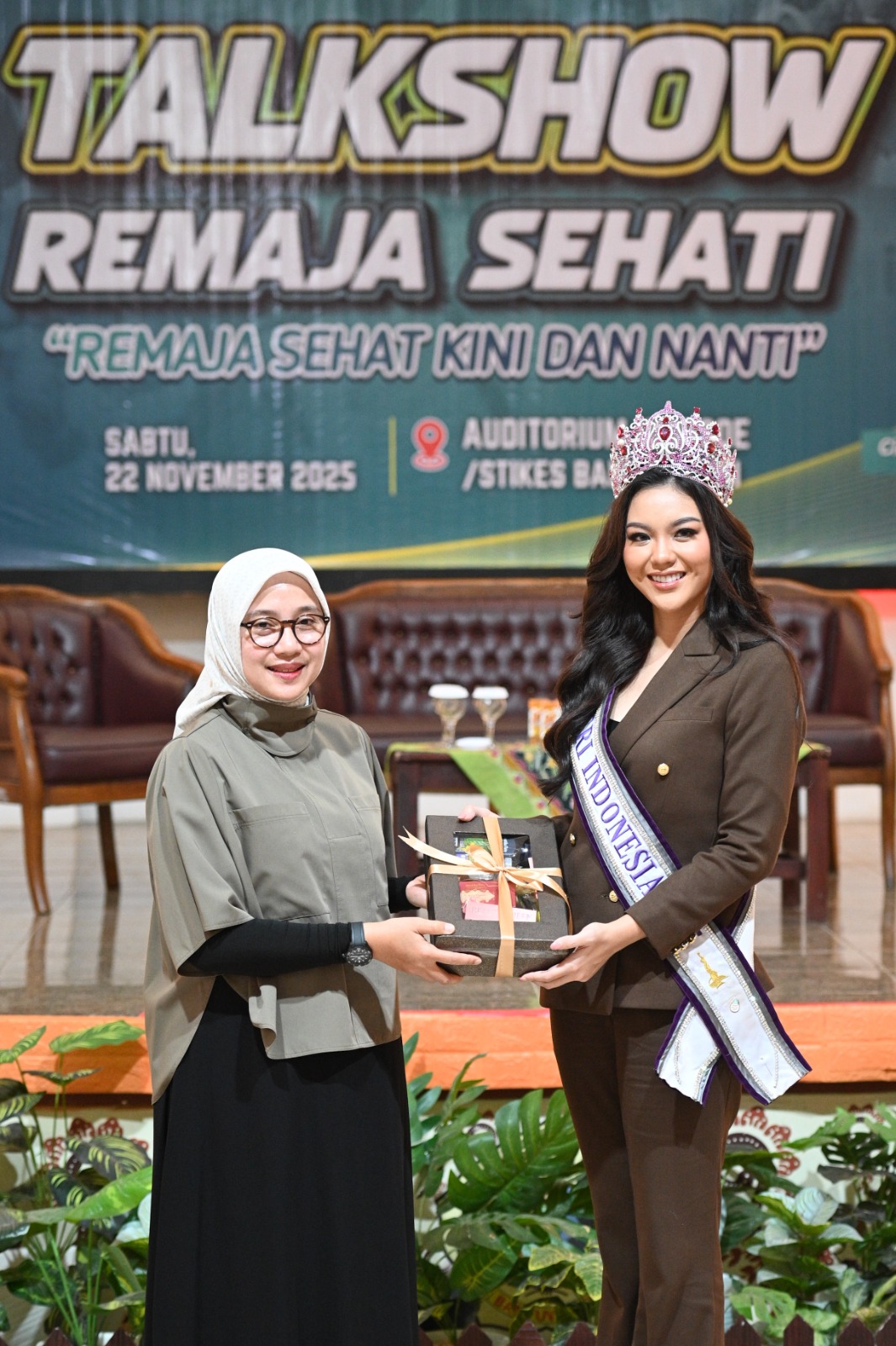 Bupati Ipuk Fiestiandani menyerahkan cenderamata kepada Putri Indonesia 2025 Firsta Yufi Amarta Putri di Auditorium Universitas Doktor Soekardjo, Sabtu (22/11/2025).
