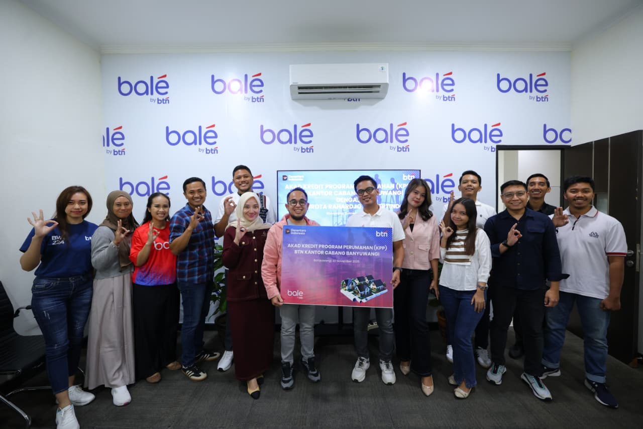 Ketua REI Banyuwangi Rindar Suhardiansyah (jaket pink) bersama pengembang dan Branch Manager BTN Banyuwangi Ginanjar Fahmi Pratama usai akad kredit KPP di Kantor BTN Banyuwangi, Sabtu (22/11/2025).