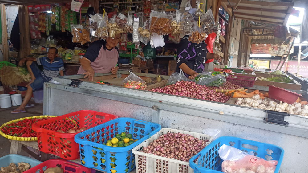 Pedagang menjajakan aneka bahan kebutuhan dapur di Pasar Srono, Jumat (21/11).