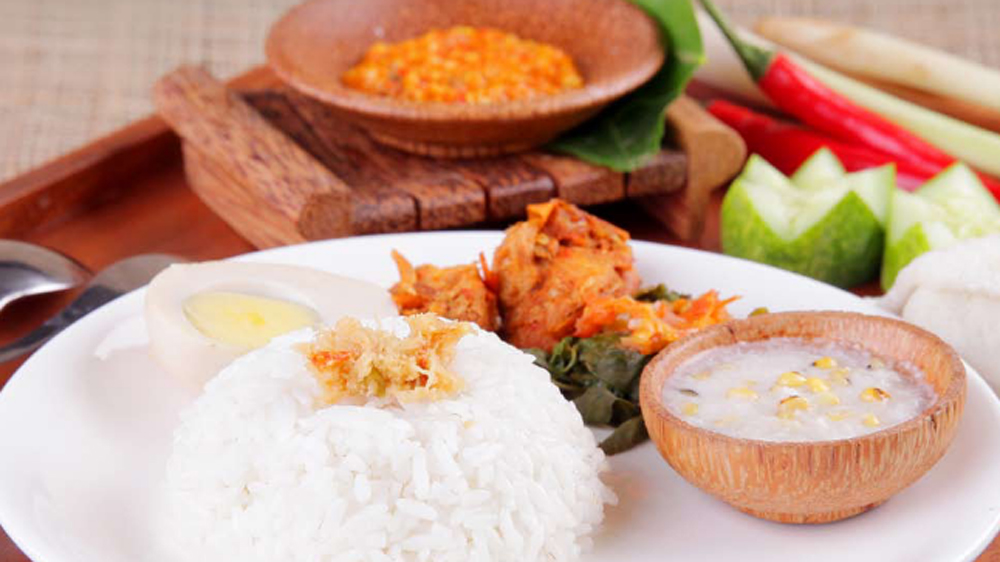 Sego Cawuk, kuliner tradisional khas Banyuwangi dengan rasa unik.