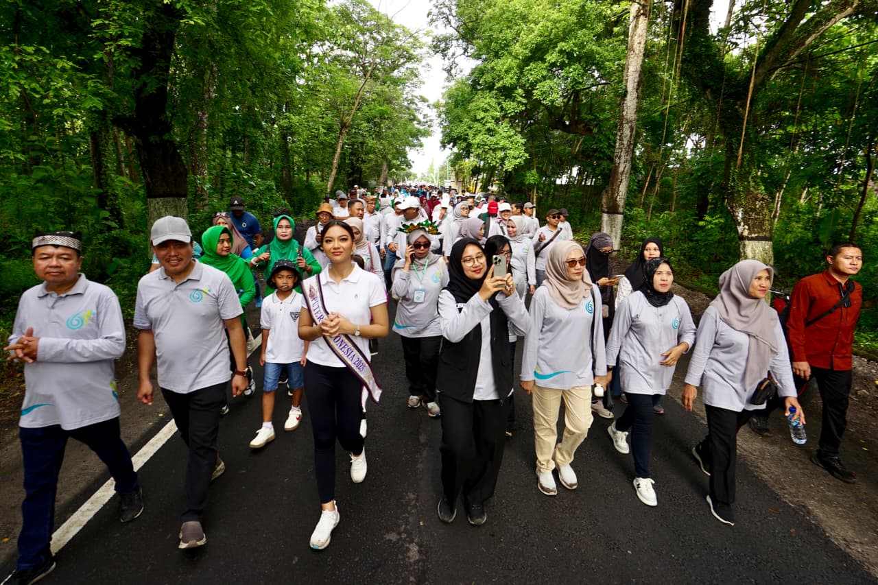 MERIAH: Bupati Ipuk Fiestiandani didampingi Putri Indonesia Fiesta Yuvi Amarta Putri dan Kepala Dinkes Amir Hidayat mengikuti jalan sehat bersama ribuan nakes.