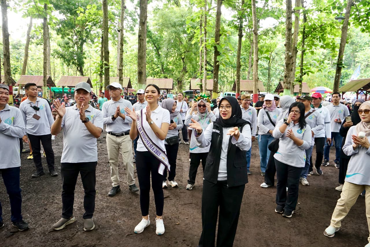 GERMAS: Bupati Ipuk senam bersama ribuan nakes di RTH Karetan, Kecamatan Purwoharjo Minggu pagi (23/11).