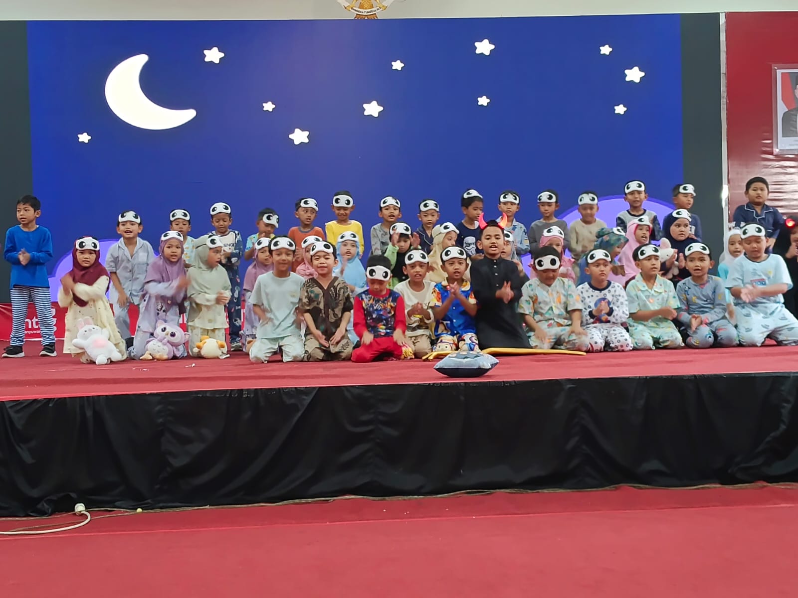 UNJUK KEBOLEHAN: Siswa siswi SDIT Al Uswah 2 menampilkan kreativitas seni di hadapan wali murid di Aula lantai 2 Kampus Untag Banyuwangi pada Sabtu (22/11).