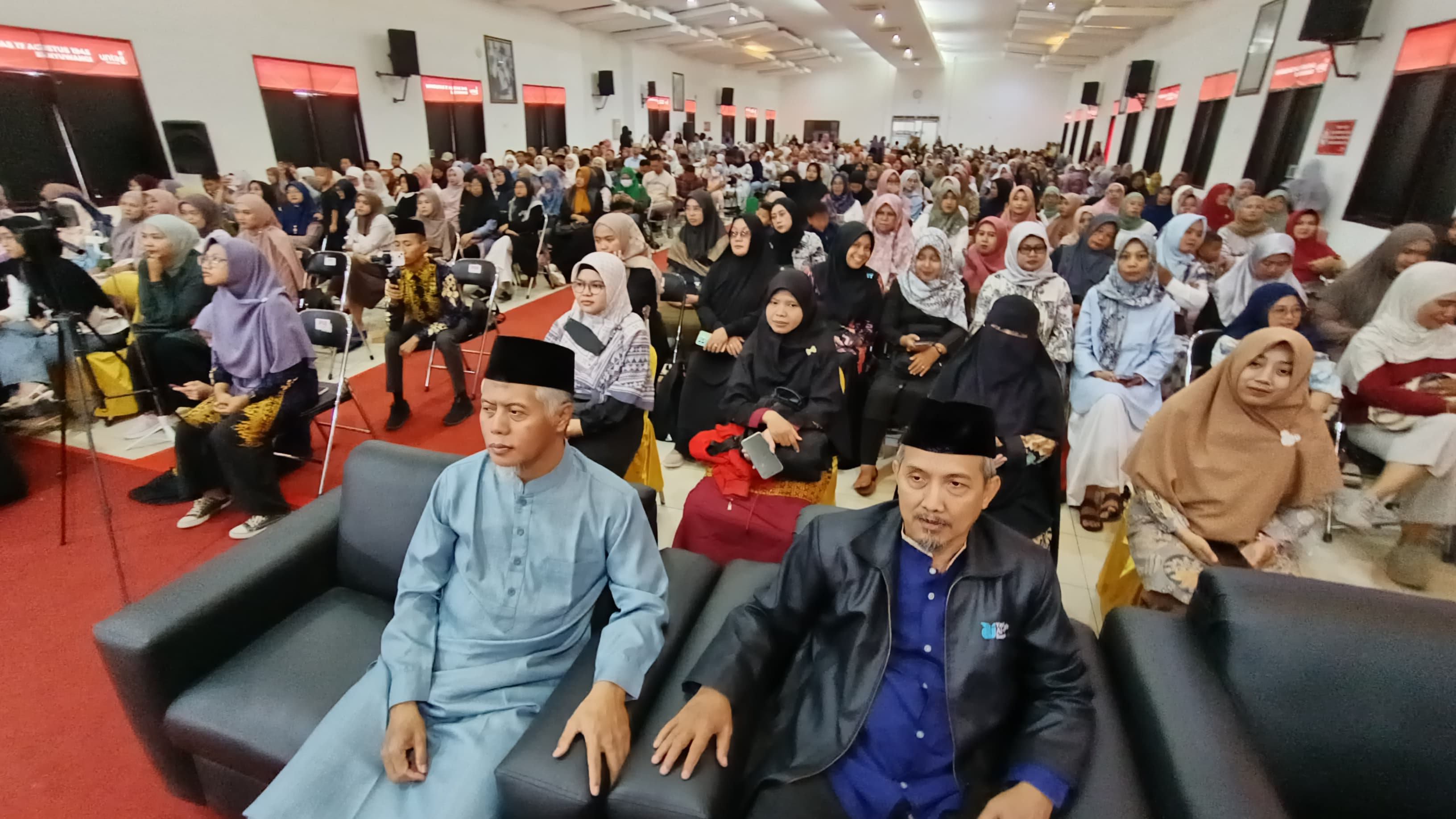 DUKUNGAN MORAL: Suasana meriah mewarnai gelaran Penampilan Inspirasi Siswa SDIT Al Uswah 2 Mberan di lantai 2 Kampus Untag Banyuwangi. Tampak Ketua Pembina Ustad Nasib Surianto (kiri) dan Usad Anshori