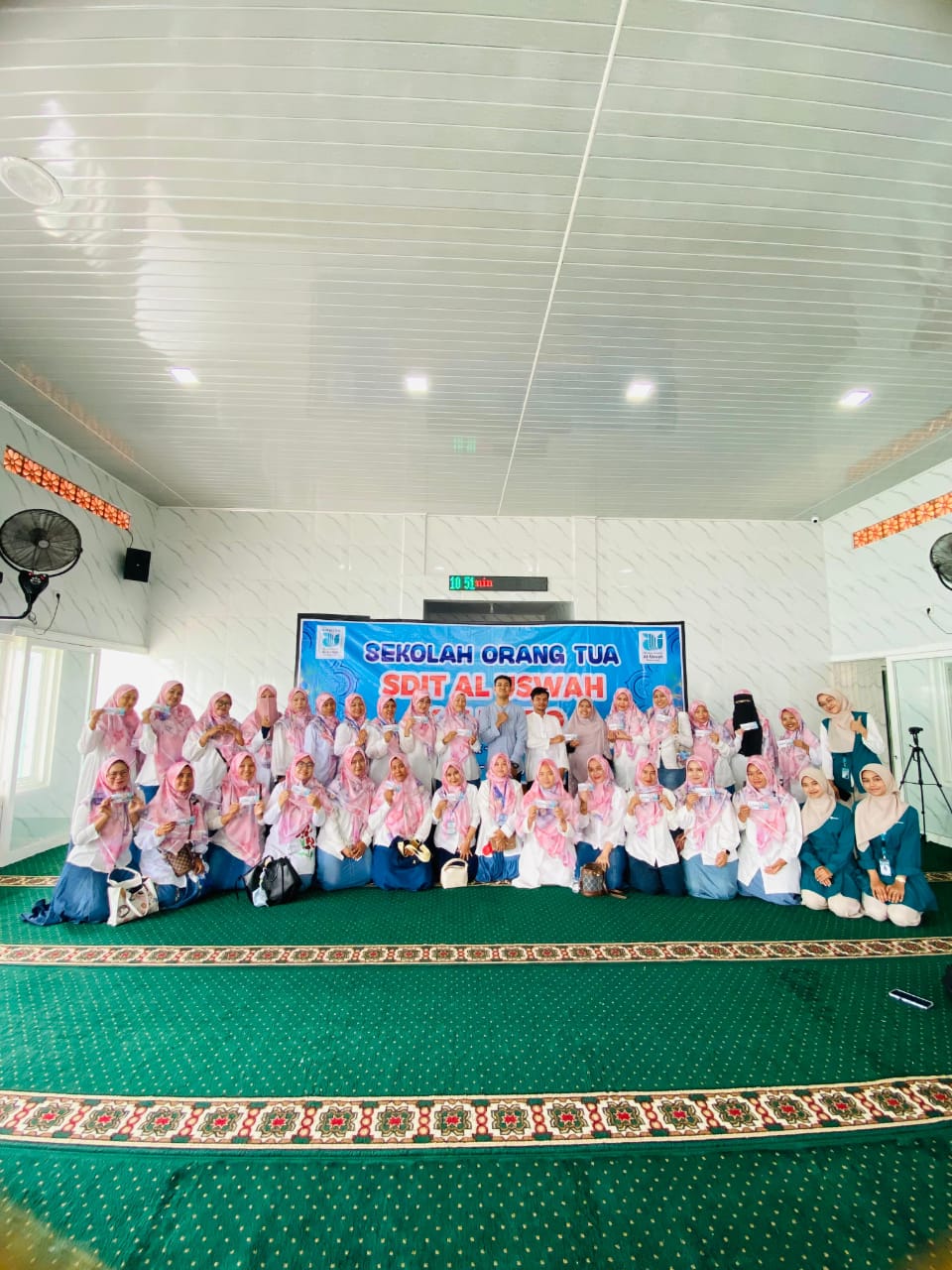 SATU VISI: Wali murid SDIT Al Uswah 1 Sukowidi usai menerima materi sekolah orang tua, pada Sabtu (22/11).