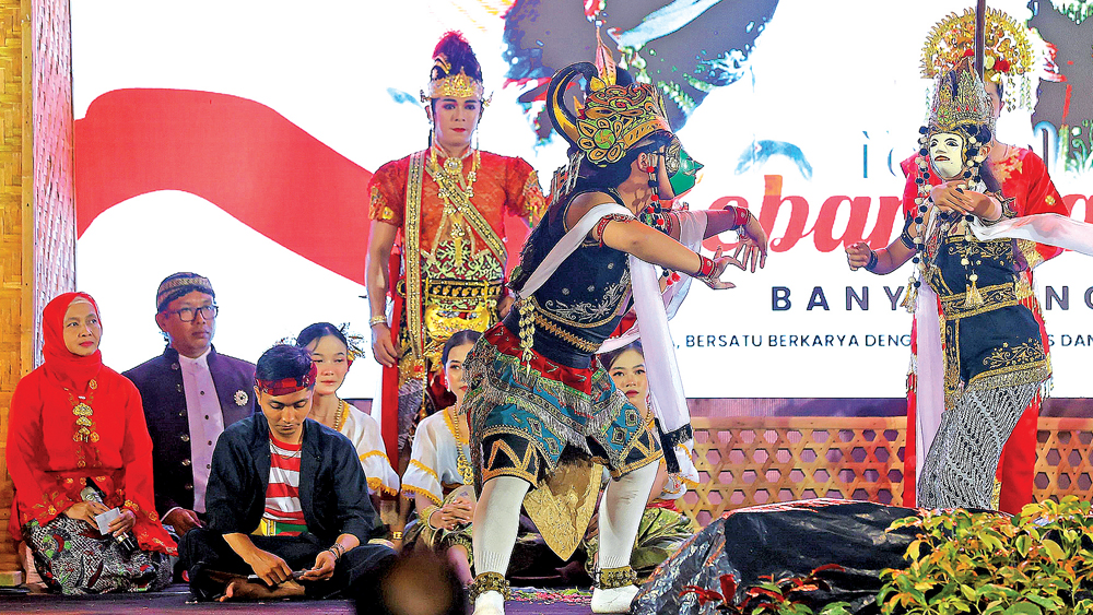 Para pemuda lintas etnis menampilkan sendratari Kembang Sak Ronce dalam Festival Kebangsaan di Gesibu Blambangan, Sabtu malam (21/11).