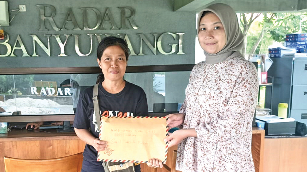KASIH IBU: Eni, wali murid kelas 4B SDN 1 Lateng menyerahkan surat untuk bupati karya buah hatinya Ivana Gumira kepada panitia Lomba Kreatif Hari Ibu 2025 di Grha Pena Banyuwangi.