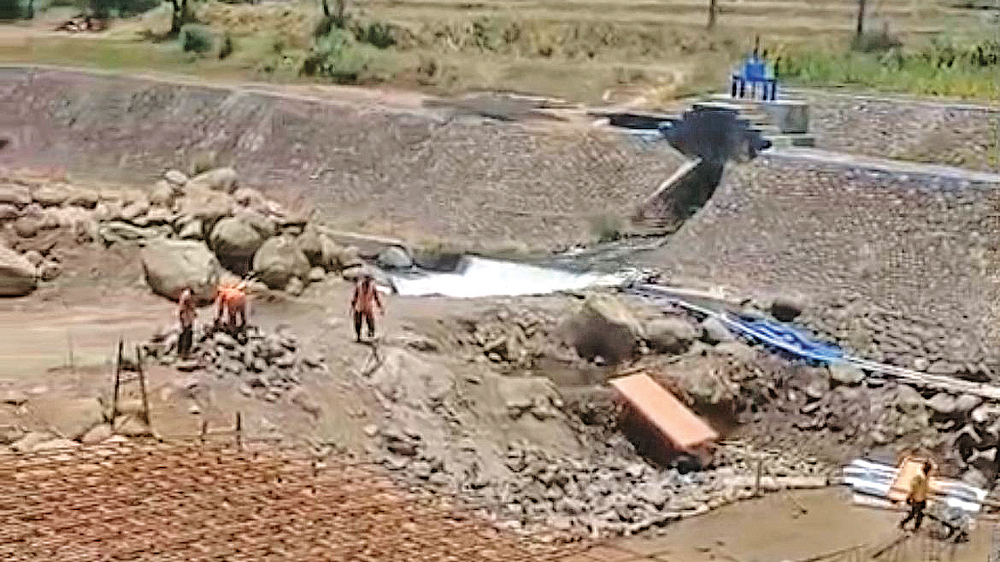 KERING: Sejumlah pekerja mengerjakan perbaikan saluran tersier Dam Bajulmati pada Oktober lalu.