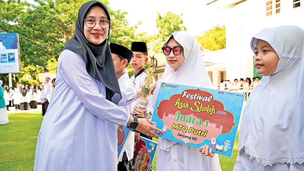 Bupati Ipuk Fiestiandani menyerahkan penghargaan kepada pemenang lomba MTQ Putri Festival Anak Sholeh 2025.