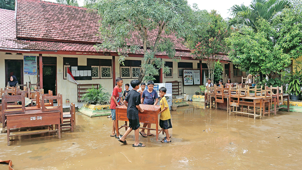 GUYUB: Siswa SDN 3 Sumberagung, Kecamatan Pesanggaran, gotong royong membersihkan sekolahnya, Minggu (23/11).