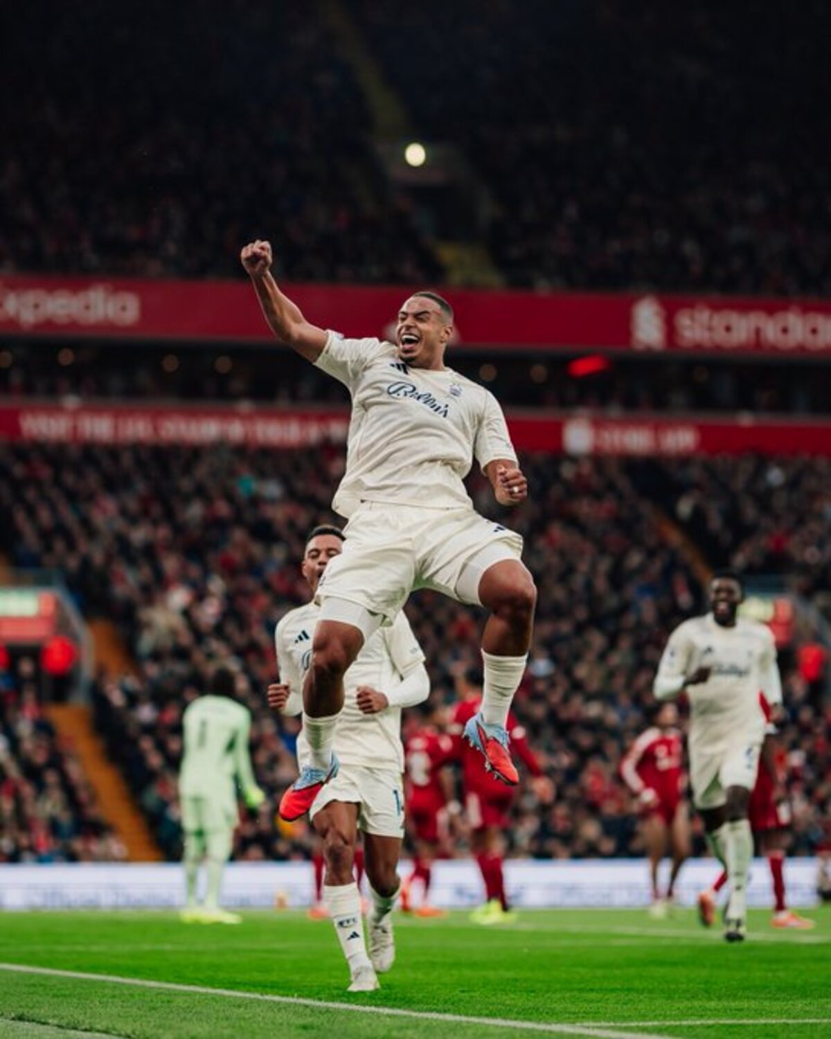 MENANG: Nottingham Forest berhasil cukup Liverpool di Anfield