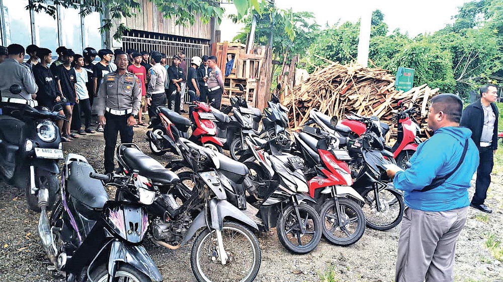 Polisi mengamankan puluhan unit sepeda motor dalam rajia penertiban di kawasan Jalan Linkar Barat Rogojampi akhir pekan lalu.