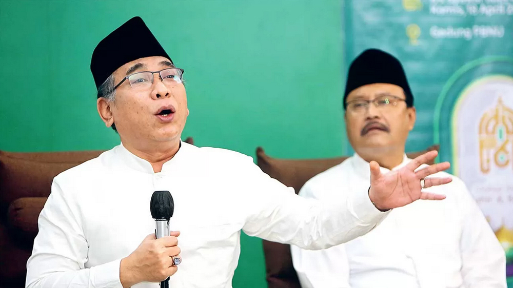 Ketua Umum PBNU KH Yahya Cholil Staquf (kiri) dan Sekjen PBNU Saifullah Yusuf di gedung PBNU, Jakarta Pusat.