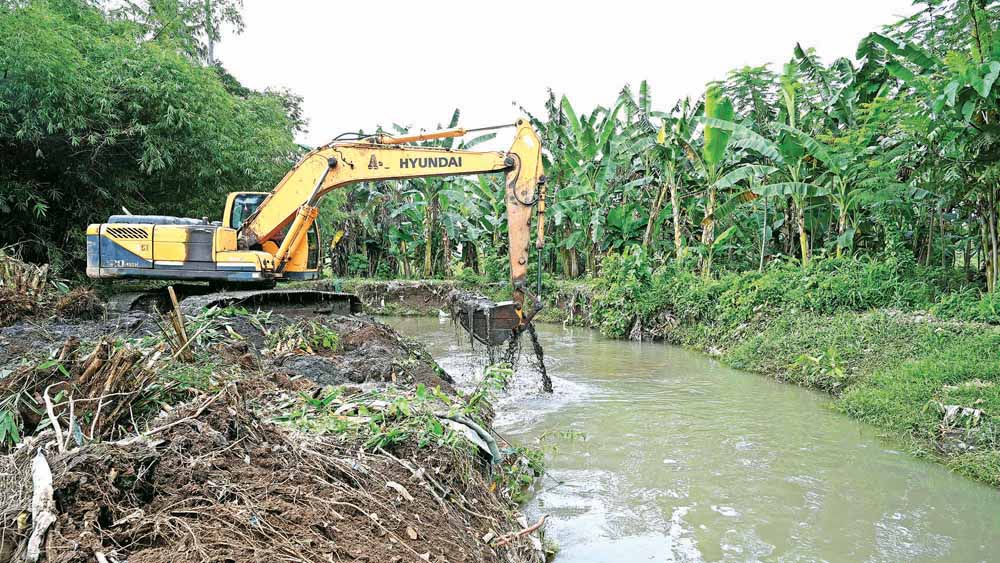 Alat berat mengeruk endapan Sungai Bagong di bagian hulu, Senin (24/11). Langkah ini untuk mengurangi potensi banjir di kawasan Sungai Bagong.