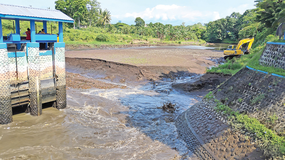 DIKERUK: Normalisasi Dam Gembleng di Desa Aliyan, Kecamatan Rogojampi, dilakukan untuk memperlancar aliran air, Senin (24/11).