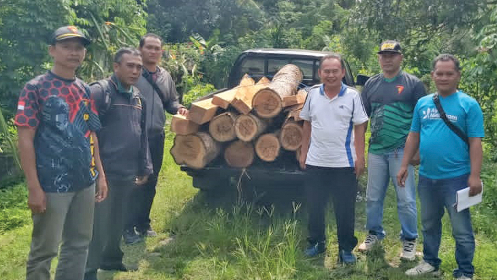 Polhutmob KPH Banyuwangi selatan amankan 21 kayu jati tanpa dokumen dan satu orang terduga pemilik kayu pada Sabtu (22/11).