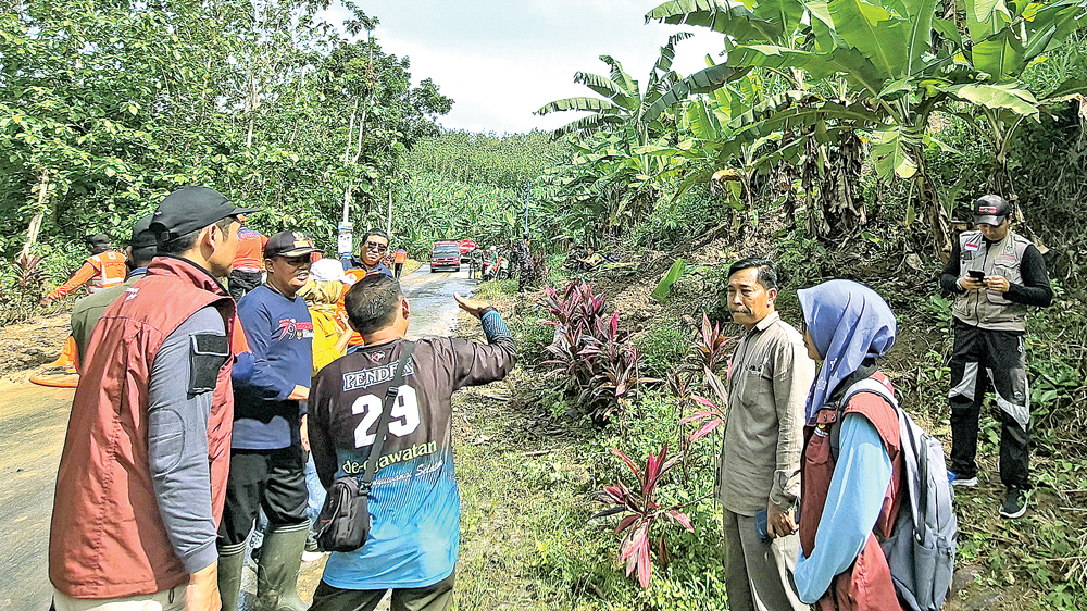 Petugas gabungan Pemkab Banyuwangi melihat kondisi longsoran di Gunung Gamping, kawsan Petak 65 M, Desa Sumberagung, Pesanggaran, Sabtu (22/11).