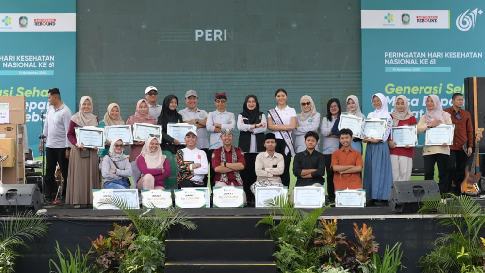 Bupati Ipuk Fiestiandani, Sekkab Guntur Priambodo, Kadinkes Amir Hidayat, Puteri Indonesia 2025 Firsta Yufi Amarta Putri, bersama pemenang Lomba HKN di RTH Karetan, Purwoharjo, Minggu pagi (23/11).