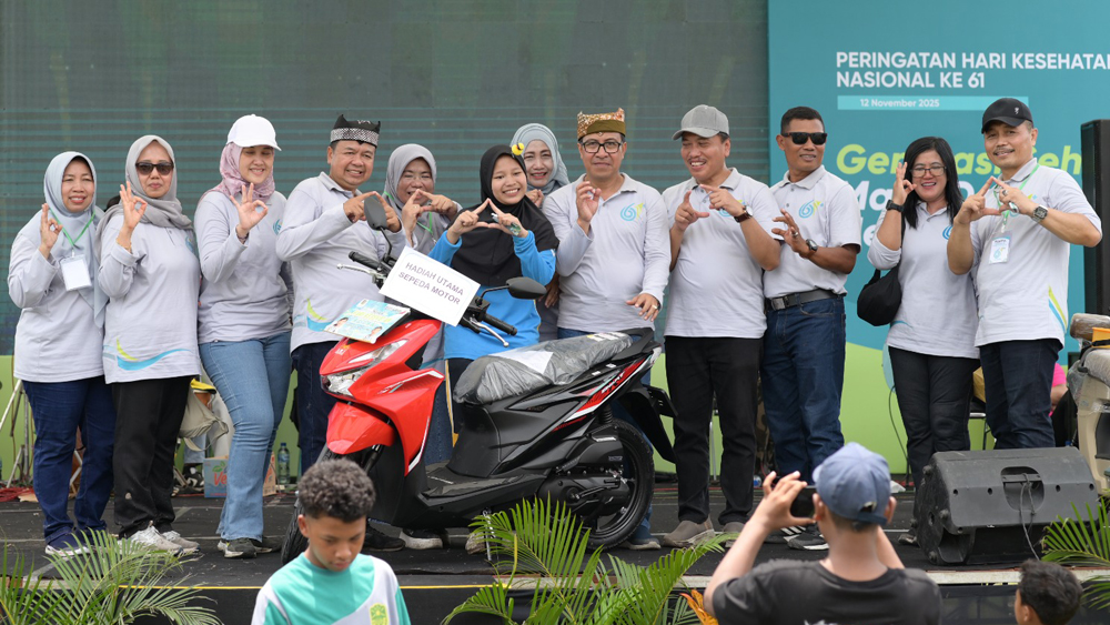 Kepala Dinkes Amir Hidayat, pimpinan dan jajaran Bank Jatim Banyuwangi, dan pemanang grand prize senam massal dan jalan sehat HKN ke-61 di RTH Karetan, Purwoharjo.