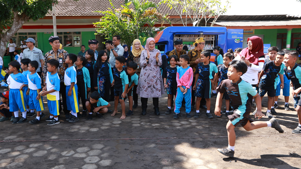 Bupati Ipuk Fiestiandani didampingi Kepala Dispendik Suratno dan sejumlah bersama siswa SD di Kecamatan Glenmore beberapa waktu lalu.