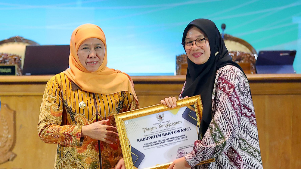 Bupati Ipuk Festiandani menerima penghargaan TPID Berkinerja Terbaik dari Gubernur Jatim Khofifah Indar Parawansa di Surabaya, Selasa (25/11).