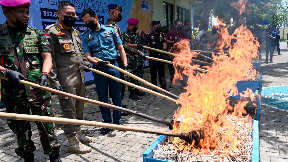 TANPA CUKAI: Sebanyak 352.663 batang rokok ilegal dimusnahkan dengan cara dibakar di halaman kantor Bea Cukai Banyuwangi, Selasa (25/11).