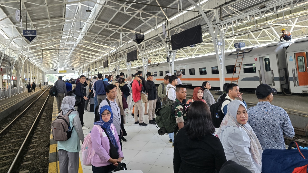 KAI tingkatkan rel, wesel, dan bantalan sintetis demi keamanan serta kenyamanan perjalanan kereta api.