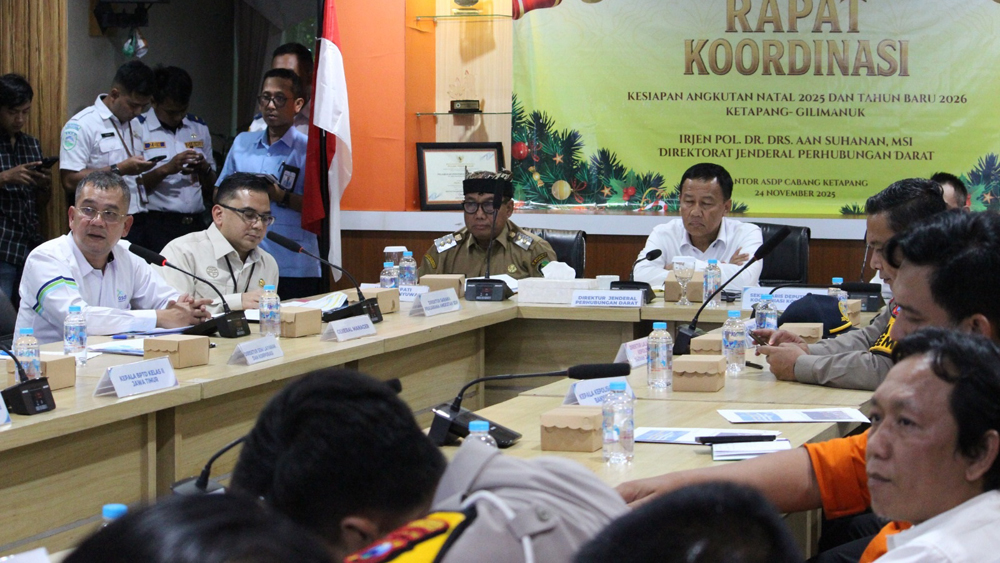 Dirjen Perhubungan Darat Irjen Pol (Purn) Aan Suhanan memimpin rapat persiapan Nataru di Pelabuhan ASDP Ketapang, Senin (24/11).