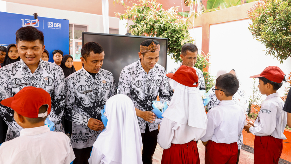 BRI Peduli rayakan Hari Guru Nasional 2025 di Bogor, beri apresiasi, sembako, dan perbaikan sekolah untuk dukung kesejahteraan dan kualitas pendidikan.